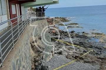 Intervención de los bomberos en Clavellinas ante la caída de cascotes del balcón de una vivienda de varias plantas (Foto TA)